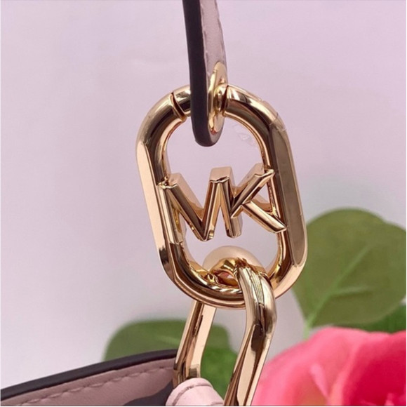 New Michael Kors Trisha Medium Logo
Crossbody Bag - Picture 8 of 15